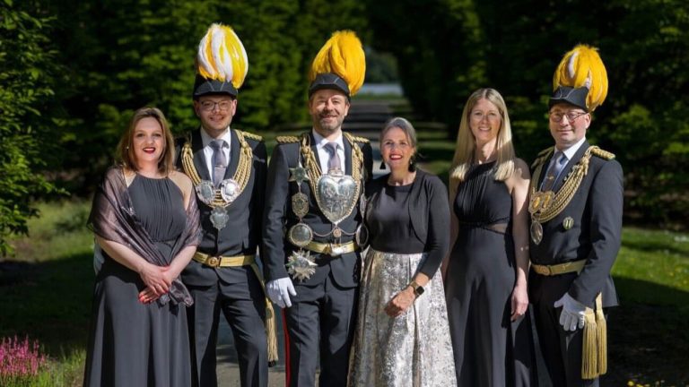 Königshaus Uniform Bearbeitet